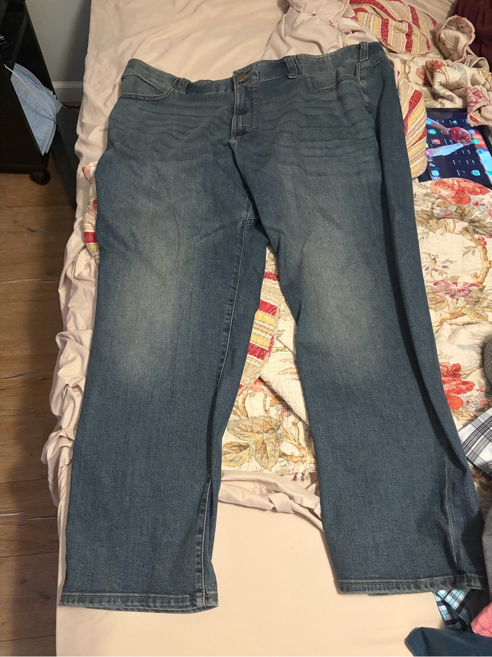 Lee Men’s Relaxed Fit Jeans in Medium Blue